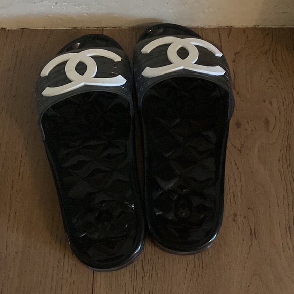 CHANEL BLACK RUBBER JELLY slide - Picture 4 of 14